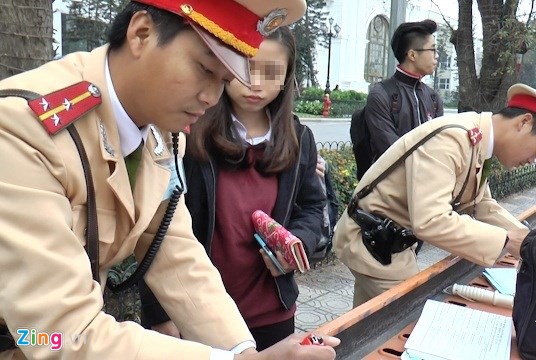 CSGT xử phạt, người đi bộ vẫn vi phạm luật tràn lan